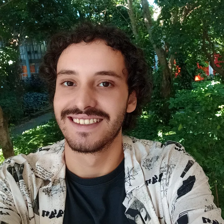 Gabriel Ribeiro, fundador da Flum Studio, sorrindo em um jardim